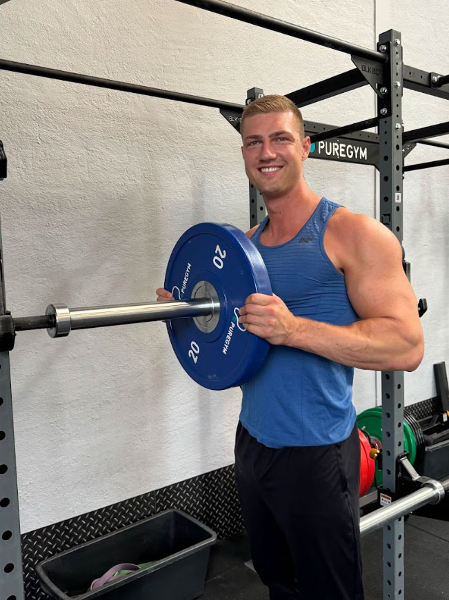 Billede af coach der flexer på stranden